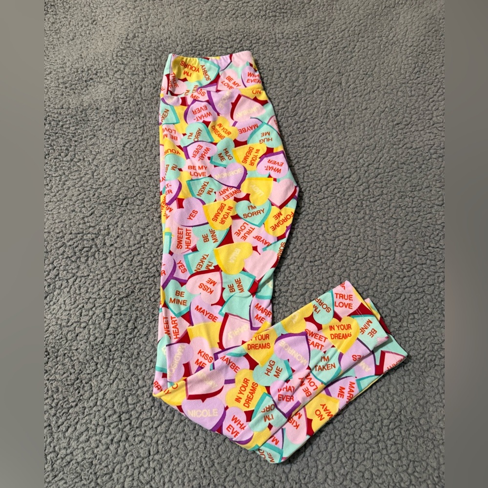 LuLaRoe “Candy Hearts” Leggings - One‎ Size (OS) 💞